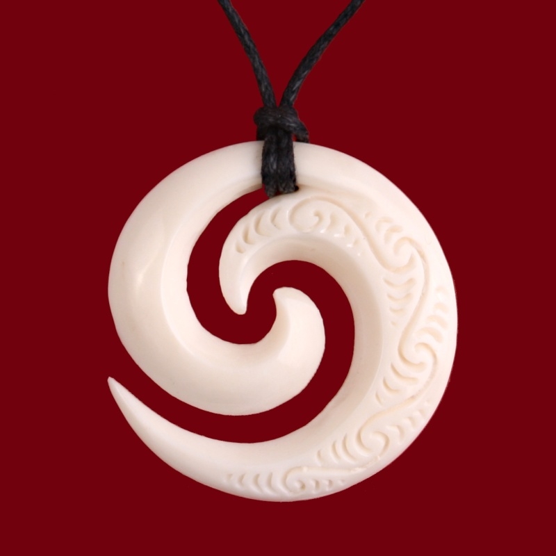 01 R3E0012 maorsky kosteny amulet koru 12