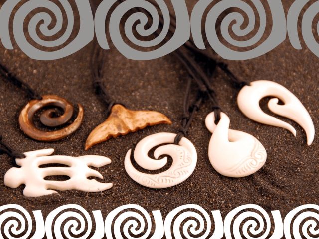 amulety maori kompr