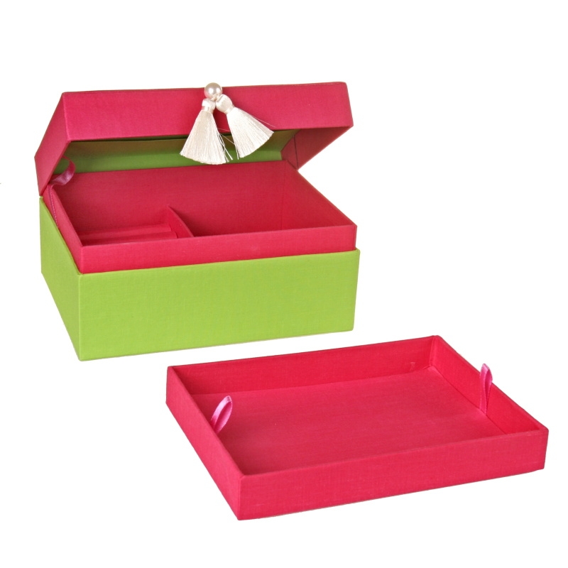 ŠPERKOVNICE TRUHLIČKA RŮŽOVÁ SE STŘAPCI