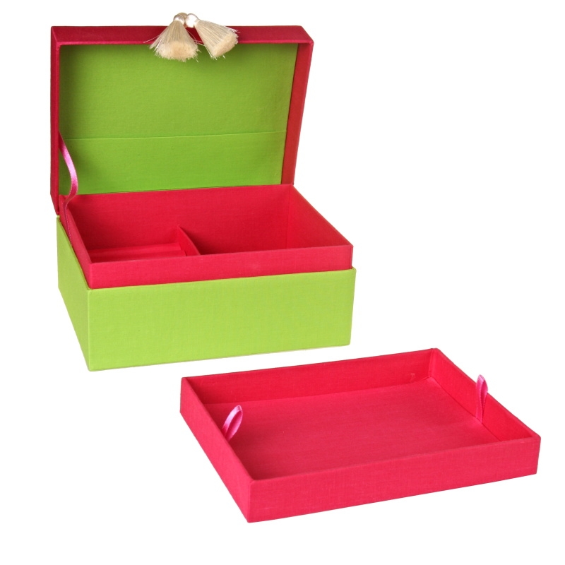 ŠPERKOVNICE TRUHLIČKA RŮŽOVÁ SE STŘAPCI