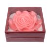 SVÍČKA RŮŽE RŮŽOVÁ V DÁRKOVÉ KRABIČCE