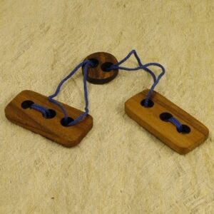 DŘEVĚNÝ HLAVOLAM 3 KNOFLÍKY STRING PUZZLE