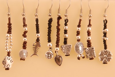 NÁUŠNICE KŮŽE KOVOVÝ PŘÍVĚSEK